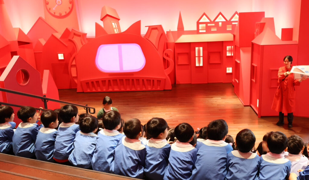 団体利用の様子
魔法の文学館1階 大階段での入場案内